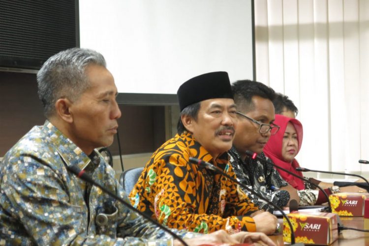 Wakil Bupati Sidoarjo, Nur Ahmad Syaifuddin (nerkopiah) saat memberikan keterangan kepada awak media, Kamis (9/1) di Sidoarjo/Foto: satria