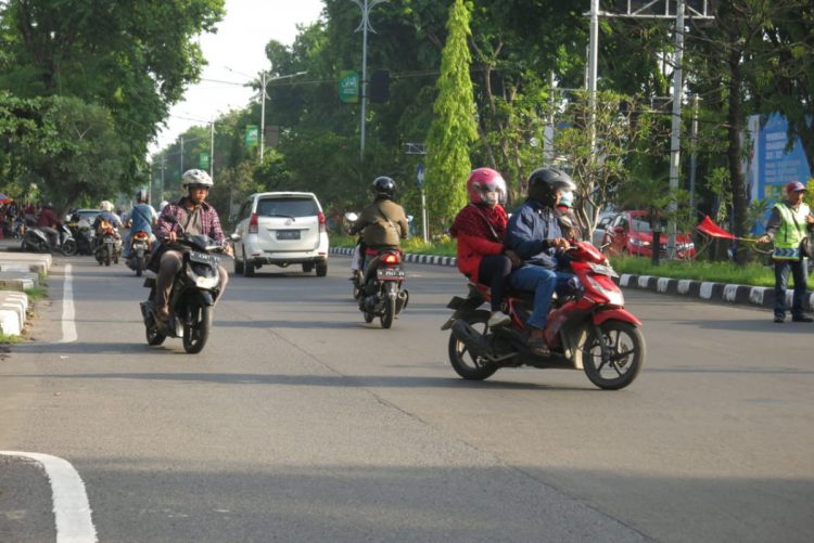 Pengendara motor melawan arus di Jalan Majapahit, sebelah Selatan RSUD Sidoarjo/Foto: Satria.