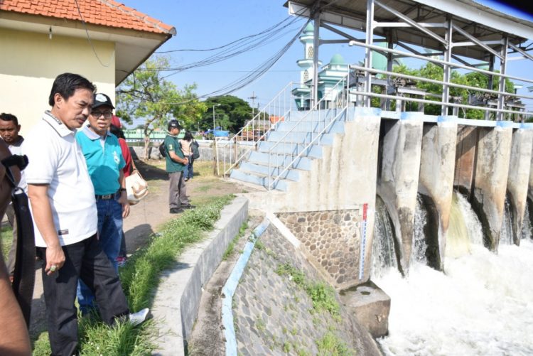 Pelaksana Tugas Bupati Sidoarjo, Nur Ahmad Saifuddin bersama pejabat terkait, meninjau langsung kondisi air di sungai DAM Sumput Sidoarjo. yang kemarin berbusa seperti salju/Foto: satria
