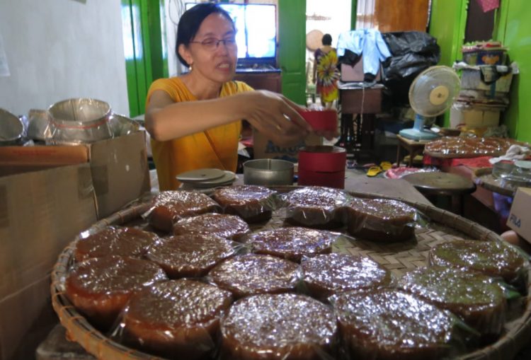 Tok Swie Giok (80 tahun), produsen kue keranjang satu-satunya di Kota Delta. Dia memulai usaha sekira 30 tahun lalu. Jelang perayaan Imlek seperti sekarang, Tok Swie Giok kebanjiran pesanan kue keranjang/Foto: Satria Nugraha