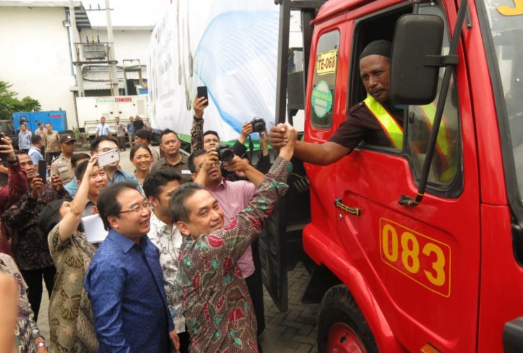 Menteri Perdagangan Agus Suparmanto (pakai batik), memberangkatkan ekspor produk makanan beku dari pabrik PT Sekar Bumi Tbk di Jalan Jenggolo Sidoarjo, Jumat (31/1/2020)/Foto: Satria
