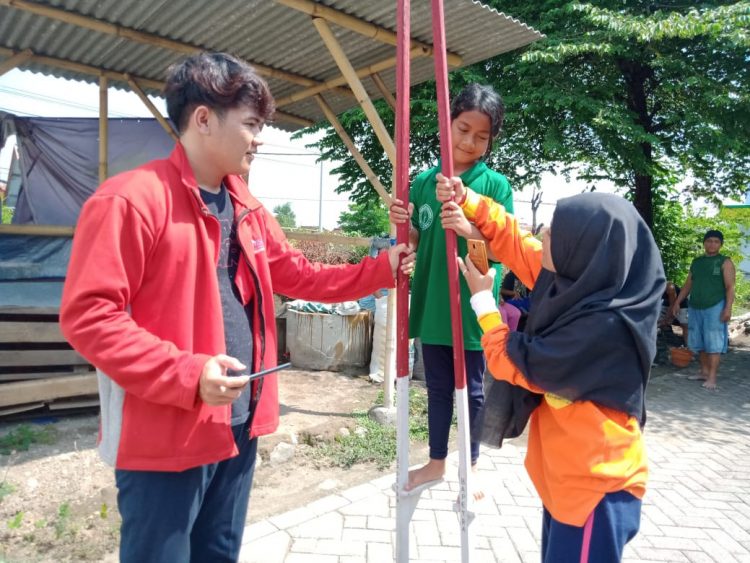 Mahasiswa KKN Universitas Muhammadiyah Sidoarjo (Umsida) terdorong menghidupkan kembali permainan tradisional anak-anak/Foto: istimewa/Alfaro