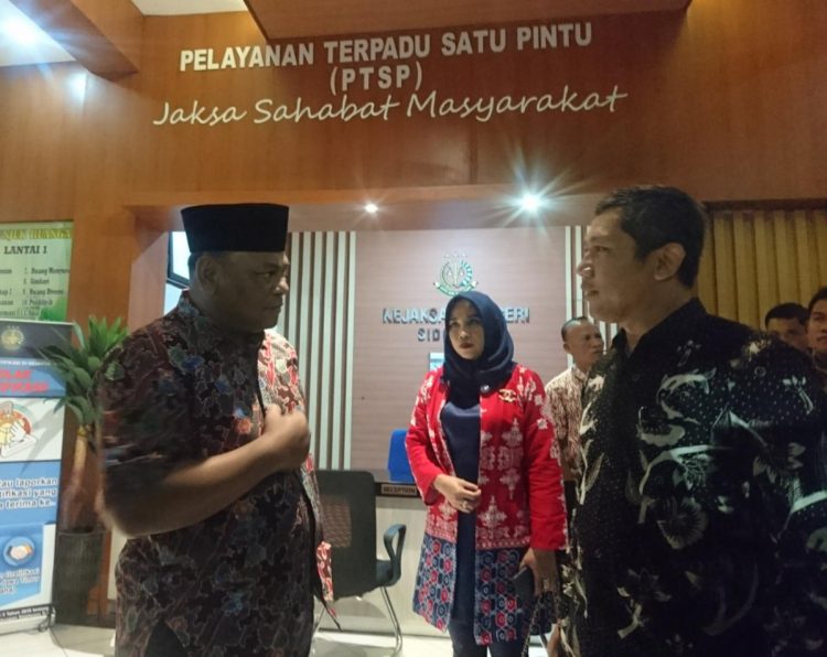 Kepala Kejaksaan Negeri Sidoarjo, Setyawan Budi Cahyono (kanan), ketika menerima kunjungan anggota Komisi III DPR RI, Rachmat Muhajirin di Kantor Kejaksaan Negeri Sidoarjo, Jumat, (21/02/2020) malam/Foto: Ardian.