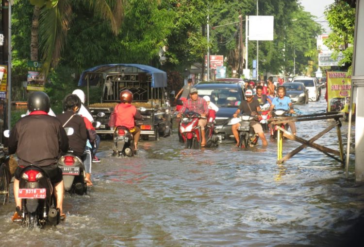 Karena luapan sungai, sejumlah kawasan di Sidokare kebanjiran, Selasa (25/2)/Foto: Satria