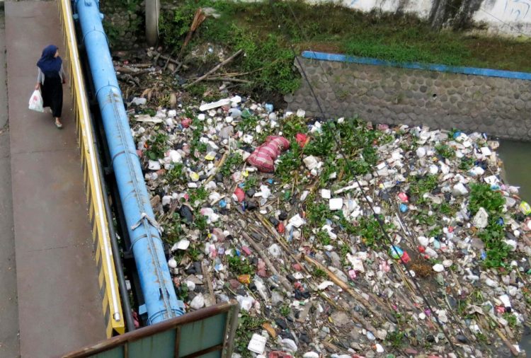 Kesadaran warga Sidoarjo untuk tidak membuang sampah sembarangan, sepertinya harus lebih ditingkatkan. Pasalnya, masih banyak warga yang membuang sampah ke sungai. Padahal, kebiasaan tersebut bisa berdampak buruk/Foto: Satria.