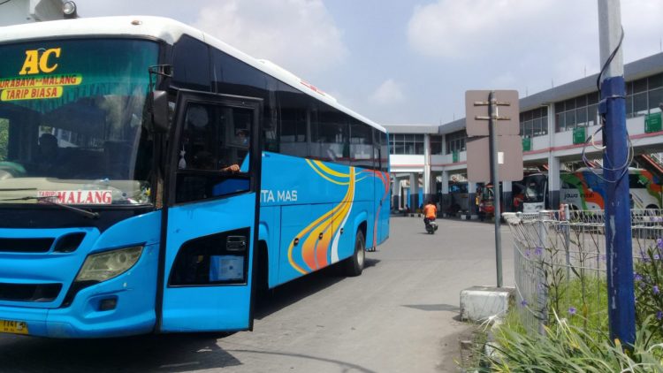 Penurunan intensitas penumpang baik pemberangkatan maupun kedatangan di Terminal Purabaya Sidoarjo sejak mewabahnya virus corona, terbilang tinggi. Beberapa PO armada bus terpaksa menurunkan jumlah bus yang dioperasikan/Foto: Dimas.