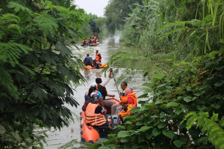 Pencarian mayat siswi SMK yang dikabarkan dibunuh lalu mayatnya dibuang ke sungai di Buduran Sidoarjo
