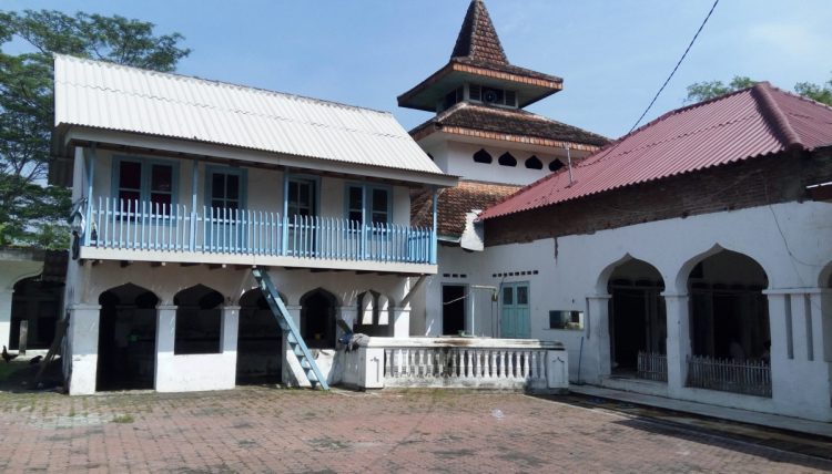 Di Dusun Sawah, Desa Kedungcangkring, Kecamatan Jabon, Sidoarjo, terdapat bangunan masjid kuno. Namanya Masjid Baitussolihin/Foto: Satria.