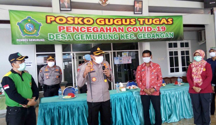 Kapolresta Sumardji saat meninjau Posko Gugus Tugas Pencegahan Covid-19 di Balai Desa Gemurung, Kecamatan Gedangan, Sabtu (11/4/2020)/Foto: Satria.