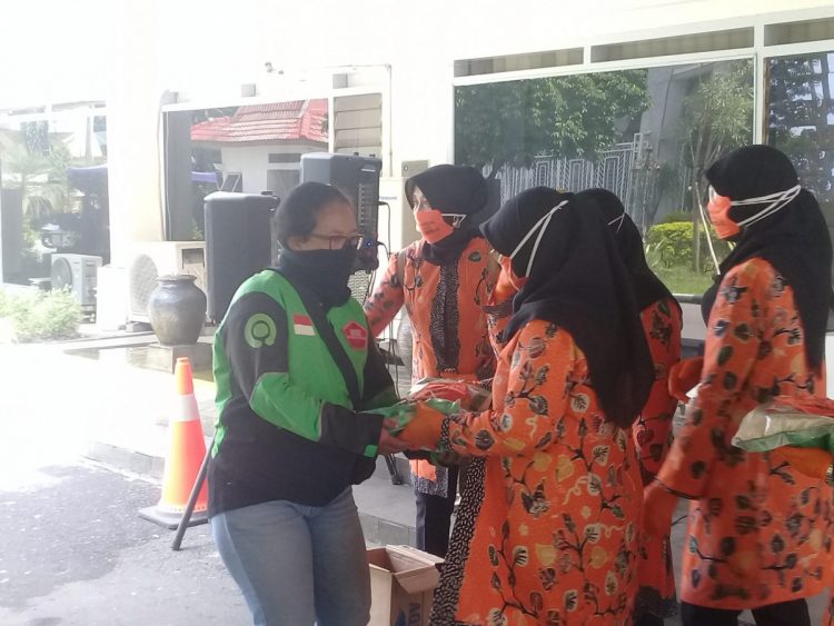 Persatuan istri anggota DPRD Sidoarjo mengadakan bakti sosial dengan membagikan 300 sembako kepada ojek online (ojol) dan Pedagang kaki lima (PKL) di halaman kantor DPRD Sidoarjo, Kamis (16/4/2020)/Foto: Dimas.