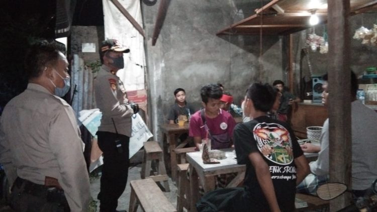 Petugas Polsek Sidoarjo Kota mengamankan pemilik warung kopi (warkop) yang bandel membuka warungnya saat penerapan jam di masa Pembatasan Sosial Berskala Besar (PSBB), Selasa, (5/5/2020) dini hari/Foto: Ardian