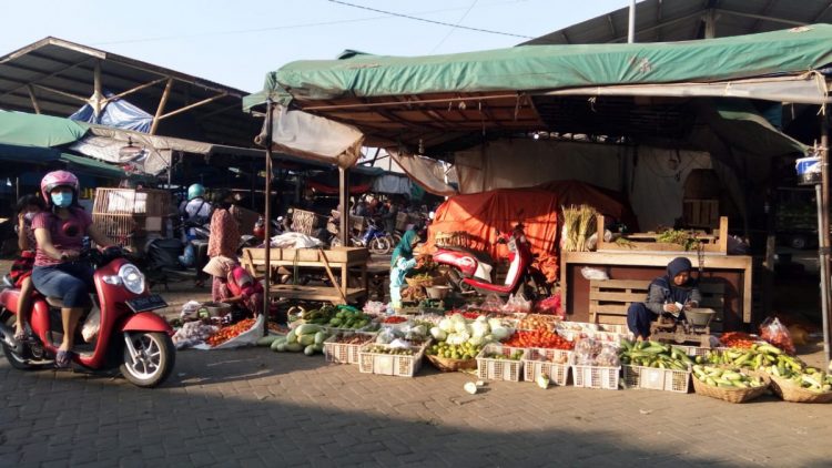 Situasi di Pasar Porong setelah kebijakan buka tutup pasar tradisional di Sidoarjo dihentikan, Senin (18/5/2020)/Foto: Satria