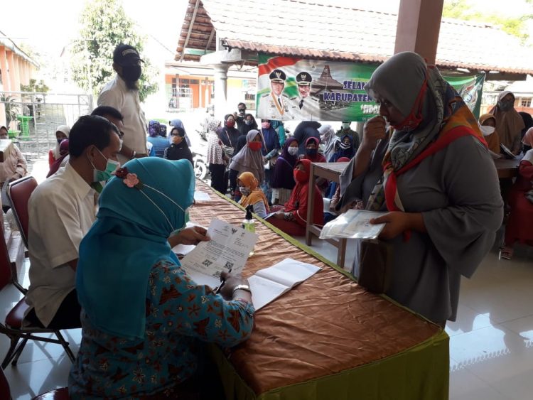 Sebanyak 20 desa/kelurahan di Kecamatan Krian Sidoarjo, hari ini serentak menyerahkan Bantuan Sosial Tunai (BST) bagi warga yang terdampak pandemi covid-19 dari Kementerian Sosial, Rabu (20/5/2020) pagi/Foto: Satria.