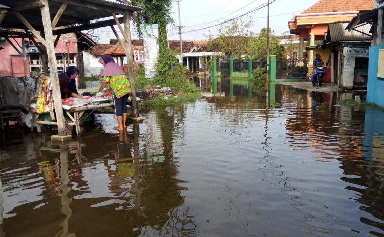 Hujan lebat yang mengguyur Sidoarjo, termasuk di kawasan Tanggulangin Kamis (28/5/2020) sore kemarin, membuat perkampungan di Desa Kedungbanteng dan Banjarasri kembali terendam banjir/Foto: Satria.