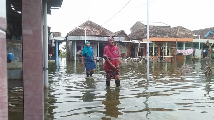 Banjir di kawasan RT 5 RW 2 Desa Kedungbanteng, Kecamatan Tanggulangin, Kabupaten Sidoarjo akibat hujan deras pada Kamis (28/5) lalu, hingga Senin (1/6) hari ini belum juga surut/Foto: Dimas.