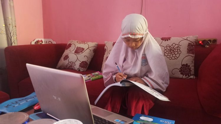 Seorang siswi mengikuti metode belajar daring yang diterapkan di sejumlah instansi pendidikan di Sidoarjo/Foto: Dimas.