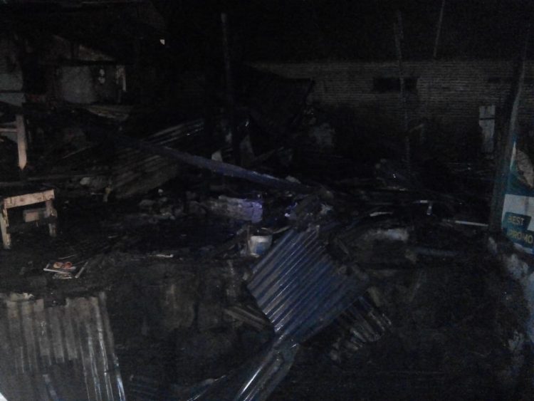 Sebuah rumah di kawasan Kapasan RT 22 RW 05, Kelurahan Sidokare, Kecamatan/Kabupaten Sidoarjo terbakar, Minggu (20/9/2020) dini hari/Foto: Ardian.