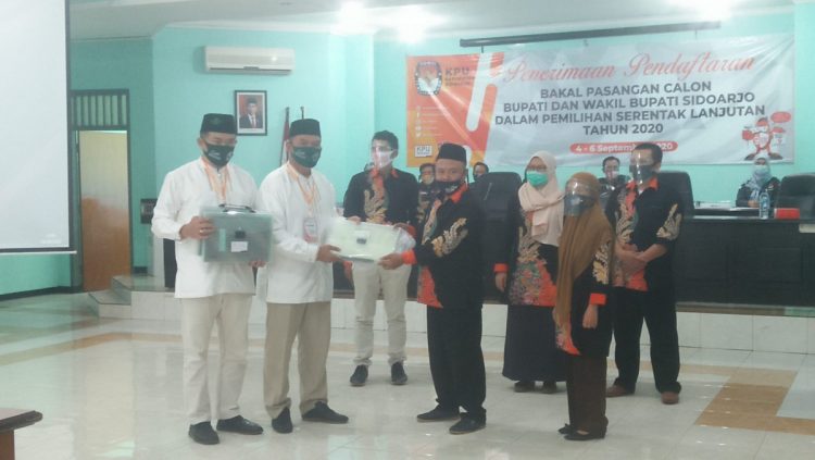 Bakal Pasangan Calon (Bapaslon) Bambang Haryo Soekartono (BHS) dan Muhammad Taufiqulbar mendaftarkan diri ke KPUD Sidoarjo, Jumat (4/9) sebagai pasangan Bupati dan Wakil Bupati Sidoarjo dalam Pilkada 2020/Foto: Dimas.