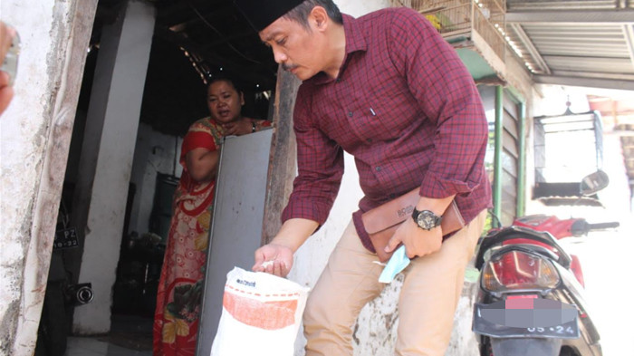 Ketua Komisi D DPRD Sidoarjo, Dhamroni Chudlori , meninjau ke lapangan untuk memastikan laporan tentang beras bansos tak layak konsumsi yang diterima warga Tulangan, Sidoarjo.