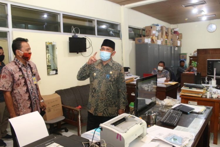 Penjabat Bupati Sidoarjo, Hudiyono meminta pegawai Pemkab Sidoarjo untuk mengecek satu persatu ruangan di kantor sekretariat daerah di masa libur panjang mulai Rabu (28/10) hingga Minggu 1 November/Foto: Ardian.
