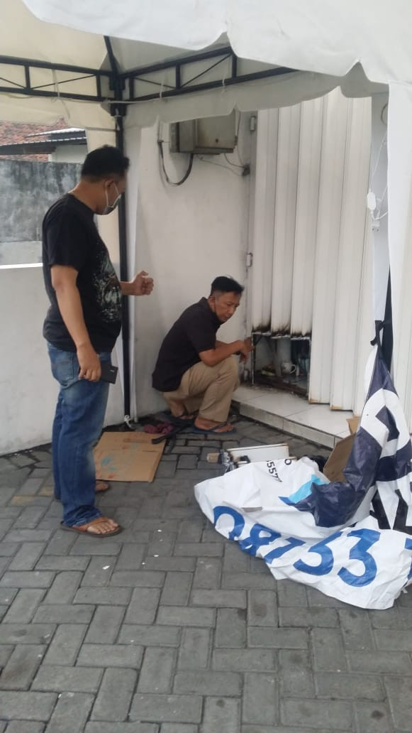 Mesin ATM di minimarket di Jalan Raya Trosobo, Kecamatan Taman, Sidoarjo, Kamis (19/11/2020) dini hari dibobol, pelaku berhasil ditangkap/Foto: Ardian