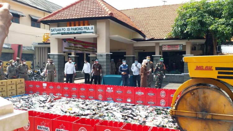 Satuan Polisi Pamong Praja (Satpol PP) Kabupaten Sidoarjo melakukan pemusnahan ribuan botol minuman keras (miras) dari berbagai merk dan macam jenis/Foto Ardian