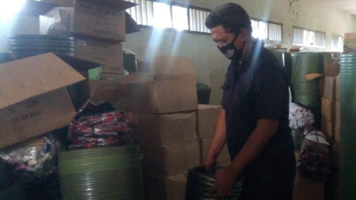 Aktivitas di gudang logistik KPU Sidoarjo. Mulai hari ini, KPU Sidoarjo mendistribusikan logistik pemungutan suara ke tiap-tiap kecamatan di Sidoarjo.
