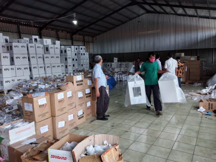 Mulai hari ini (3/12), KPUD Sidoarjo mendistribusikan kebutuhan logistik yang akan digunakan untuk tahapan pemungutan suara pada 9 Desember 2020/Foto: Dimas.