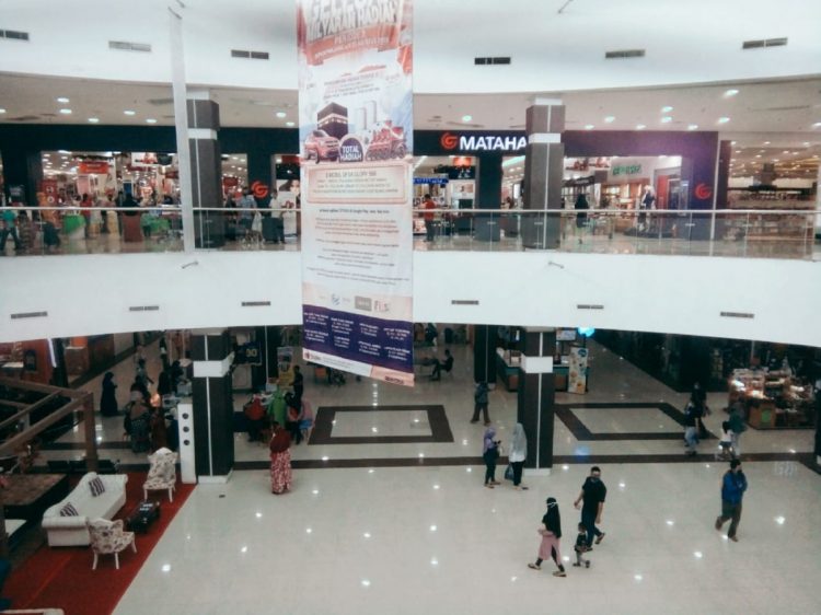 Salah satu pusat perbelanjaan (mall) di Sidoarjo terpantau lumaya ramai saat hari pencoblosan di Pilkada Sidoarjo, Rabu (9/12) kemarin/Foto: Yuni KF