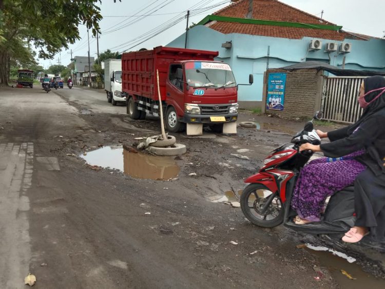 Potret jalan rusak di Sidoarjo. Banyak aduan dari warga terkait lambannya perbaikan jalan rusak yang ada di Sidoarjo/Foto: Dimas.