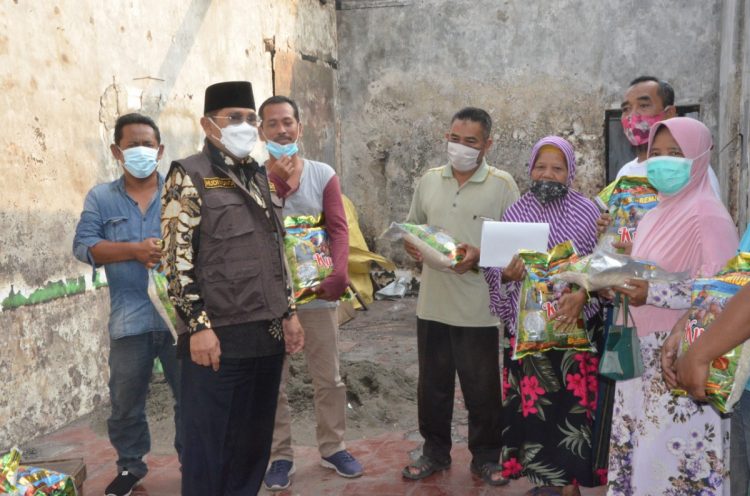 Pj Bupati Sidoarjo, Hudiyono memberikan bantuan kepada Warga Desa Sarirogo yang rumahnya terbakar beberapa waktu lalu/Foto: Dimas.