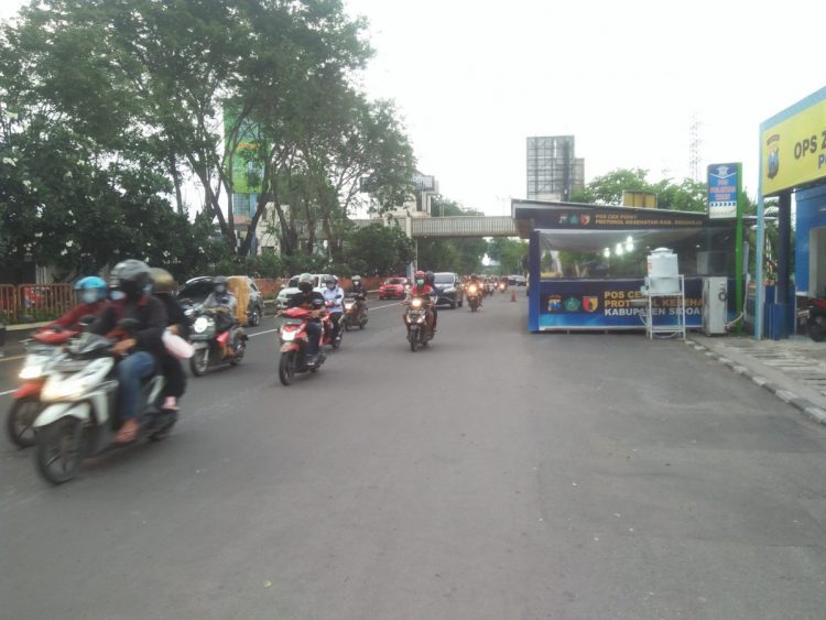 Jelang penyekatan pada pukul 18.00 seiring penerapan jam malam, jalan Raya Waru dari arah Surabaya menuju Sidoarjo mulai ramai dilintasi para pengendara/Foto: Dimas