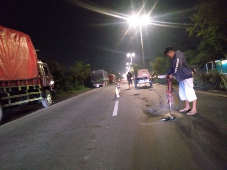 Pemerintah Kabupaten (Pemkab) Sidoarjo merespons cepat laporan masyarakat terkait jalanan berlubang di Jalan Letjen S. Parman, Gedangan/Foto: Affendra.