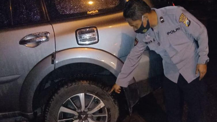 Polisi menunjukkan mobil Mitsubishi Pajero yang terlibat kecelakaan di Jl Raya Semambung, Kecamatan Wonoayu, kabupaten Sidoarjo, yang menyebabkan tewasnya pengendara motor.