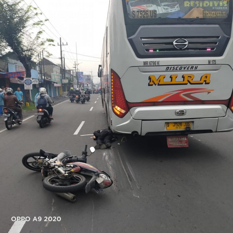 Seorang pengendara sepeda motor tewas usai terlindas bus di kawasan Raya Geluran Kecamatan Taman, Sidoarjo, Senin (4/1)/Foto: Saikhul.