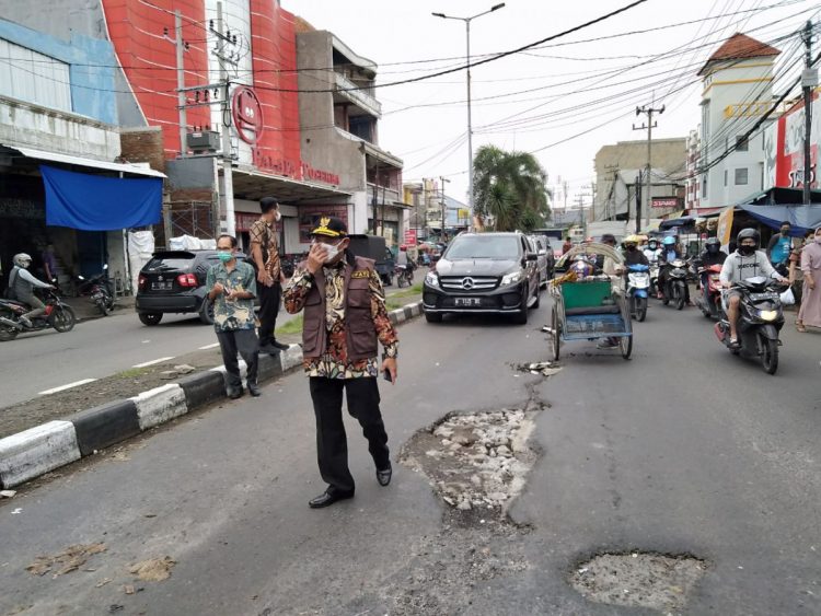 Pj Bupati Sidoarjo, Hudiyono melihat langsung kondisi jalan yang penuh lubang cukup dalam, Kamis (14/1)/Foto: Fendra