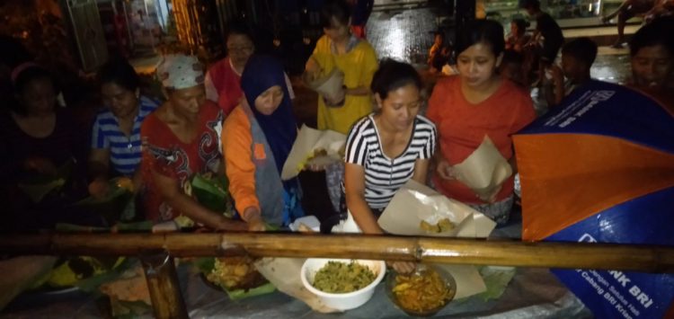 Warga memilih menunggu momen tahun baru dengan makan-makan bersama keluarga/Foto: Romadhona