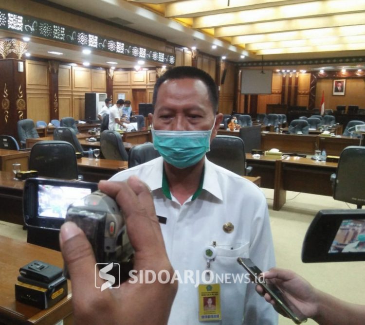 Kepala Dinas Sosial Sidoarjo, Tirto Adi saat diwawancara wartawan seusai rapat hearing, Rabu (6/1)/Foto: Dimas