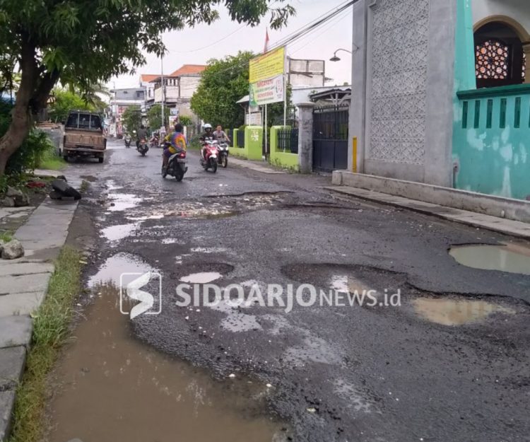 Kondisi jalan rusak di Jalan Kolonel Sugiono, Berbek, Kecamatan Waru/Foto:Affendra