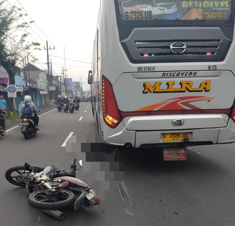 Seorang pengendara sepeda motor tewas usai terlindas bus di kawasan Raya Geluran Kecamatan Taman, Sidoarjo, Senin (4/1)/Foto: Saikhul.