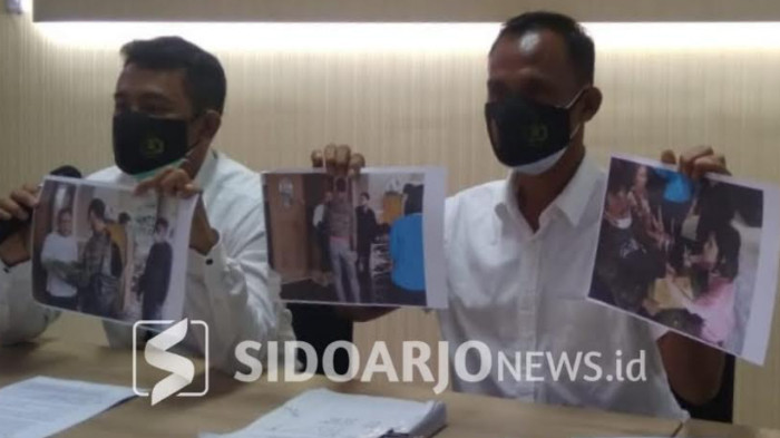 Polisi menunjukkan berbagai barang bukti dalam penangkapan pasutri yang jadi tersangka karena dianggap melanggar UU ITE dengan memviralkan protes mereka di PN Sidoarjo.