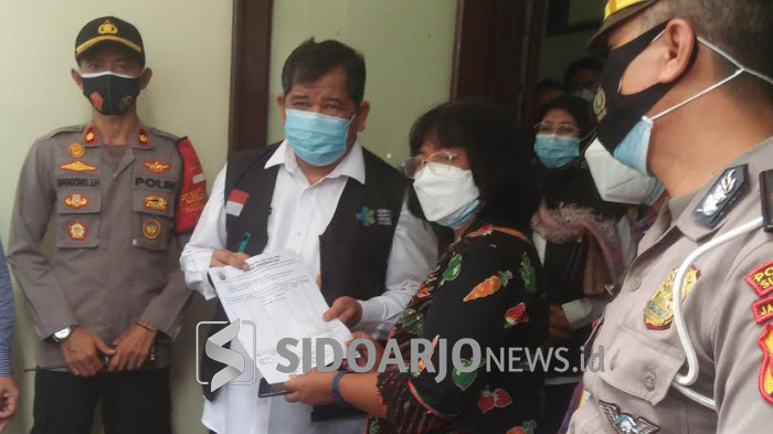 Kadinkes Sidoarjo, Syaf Satriawarman saat menerima vaksin covid-19 dari Dinkes Sidoarjo