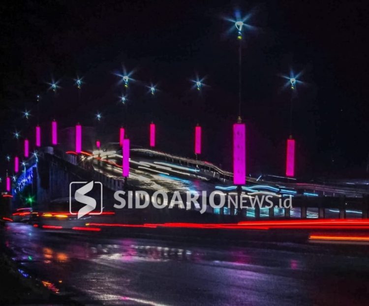 Keindahan Jalan Layang Waru di malam hari bisa menjadi ikon baru bagi Kota Delta/Affendra