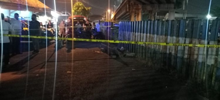 Polisi melakukan olah TKP di lokasi penembakan juragan rongsokan di Tenggulunan, Candi, Sidoarjo / Foto: Dimas