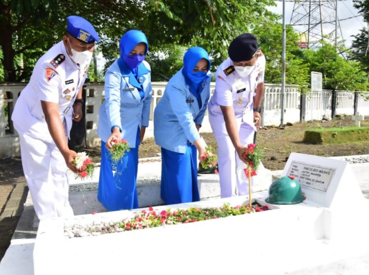 Keluarga Besar Puspenerbal Menabur Bunga di TMP Surabaya / Foto: Dokumen Dispen Puspenerbal