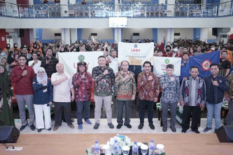 Seminar nasional menjadi pembuka hari pertama kegiatan Silaturahmi Asosiasi Pendidikan Ilmu Komunikasi Perguruan Tinggi Muhammadiyah dan ‘Aisyiyah (Silat Apik PTMA) 2022.