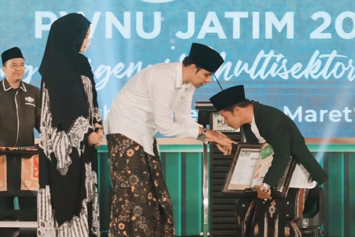Ketua PCNU Sidoarjo saat menerima penghargaan sebagai Juara Umum PWNU Award 2023