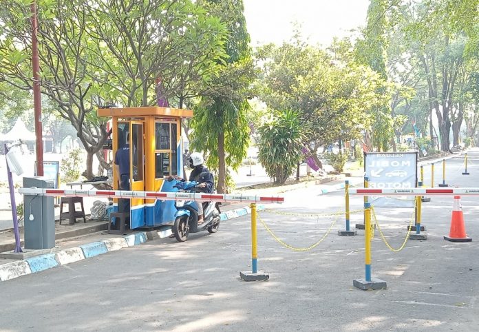 Portal parkir yang dipasang di kawasan GOR Sidoarjo oleh PT Indonesia Sarana Service (ISS) / Foto: Ipung Syaiful