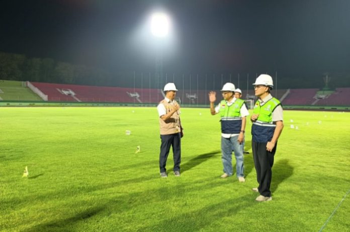 Tim Ahli saat melakukan test aiming iluminasi lampu sorot di stadion Gelora Delta Sidoarjo pada beberapa waktu lalu / Foto : Ipung Syaiful