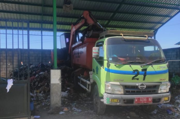 DLHK Sidoarjo saat melakukan Clean Up TPS 3R Kedungcangkring, Kecamatan Jabon, Sidoarjo / Foto : Istimewa 